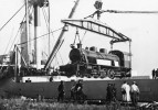 11. Wyładunek towarów – lokomotywa z zakładów „Skody” (lata 30-te XX w.) sygn. APG O/Gdynia 3-44-35  