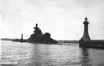 23. Wrak „Gneisenau”  u wejścia do portu (październik 1945 r.); sygn. APG O/Gdynia 3-135  