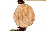 Pieczęć piesza Mściwoja II z jasnego wosku o śr. 6,2 cm przywieszona na sznurze jedwabnym przy dokumencie z 10 lutego 1279 r. Na pieczęci postać z dzidą i orłem na tarczy. APG 942/8.  