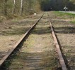   Sztutowo – tory kolejki wąskotorowej. Tą kolejką przywożono więźniów do obozu koncentracyjnego Stutthof. Tą kolejką wywożono więźniów (część szła pieszo) do Mikoszewa 25 kwietnia 1945 r.  